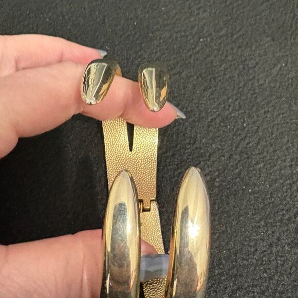 Vintage Gold Tone Hinged Clamper Bracelet - Picture 3 of 4